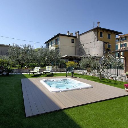 Accogliente Apt Al Centro Con Giardino E Jacuzzi Apartment Torri Del Benaco Bagian luar foto