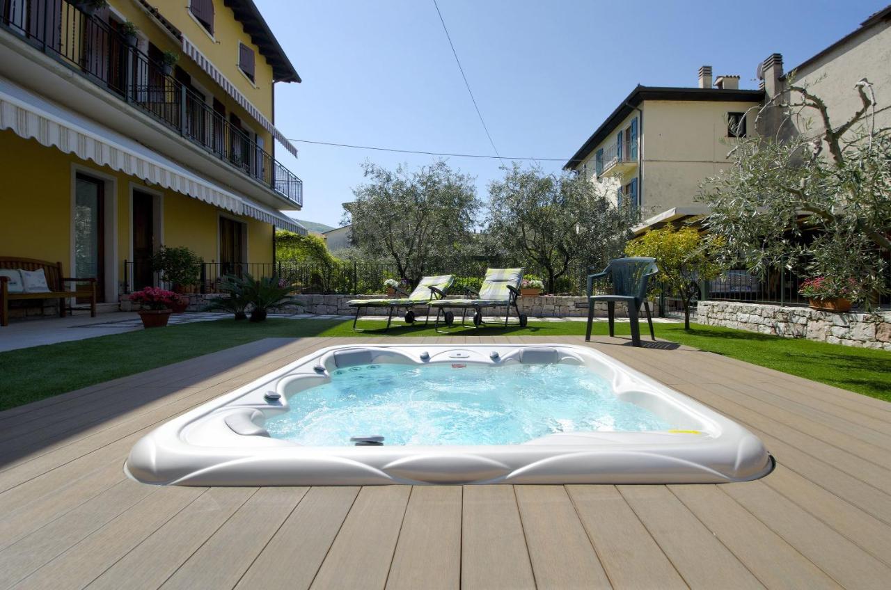 Accogliente Apt Al Centro Con Giardino E Jacuzzi Apartment Torri Del Benaco Bagian luar foto