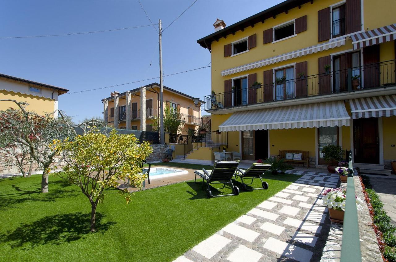 Accogliente Apt Al Centro Con Giardino E Jacuzzi Apartment Torri Del Benaco Bagian luar foto