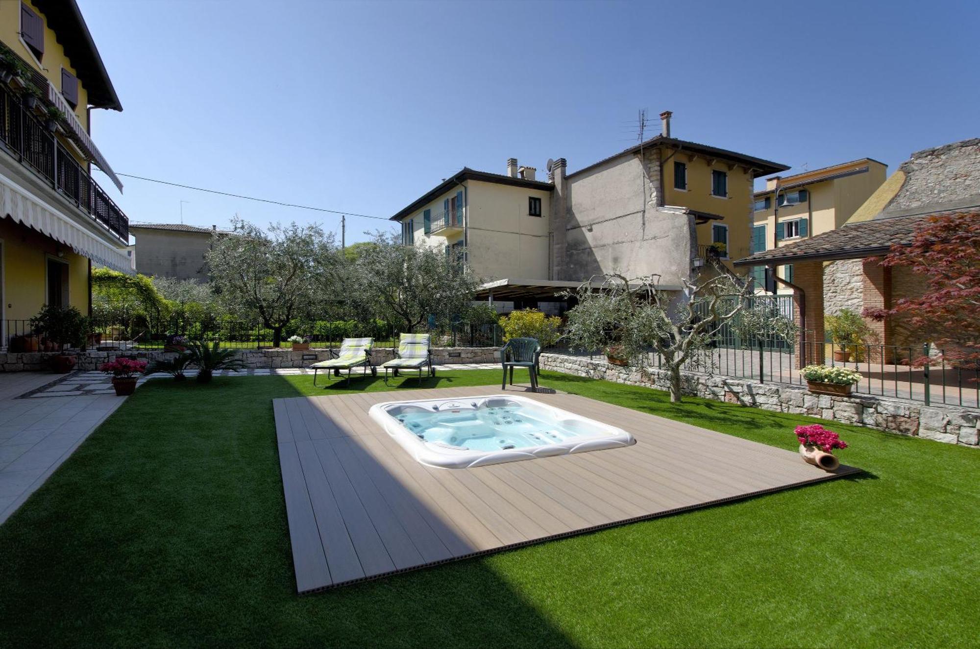 Accogliente Apt Al Centro Con Giardino E Jacuzzi Apartment Torri Del Benaco Bagian luar foto